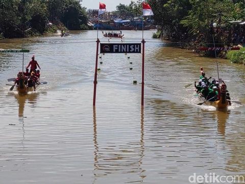 Lomba dayung perahu naga, Selasa (3/5/2022).