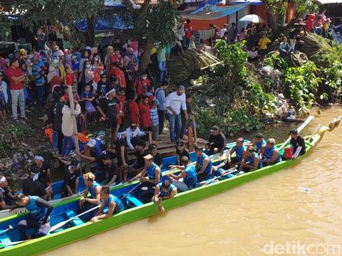 Lomba dayung perahu naga, Selasa (3/5/2022).