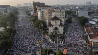 Selain semaraknya Lebaran, potret ini menggambarkan betapa indahnya hidup berdampingan antar umat beragama.