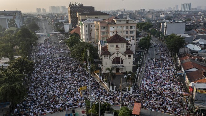 Melihat Lagi Potret Salat Id di Jatinegara, Berdampingan dengan Gereja Umat Islam bersiap menunaikan ibadah Shalat Idul Fitri 1 Syawal 1443 Hijriah di Jatinegara, Jakarta, Senin (2/5/2022). ANTARA FOTO/Galih Pradipta/hp.