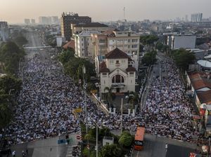 Melihat Lagi Potret Salat Id di Jatinegara, Berdampingan dengan Gereja