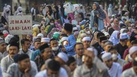 Umat Islam bersiap menunaikan ibadah salat Id.