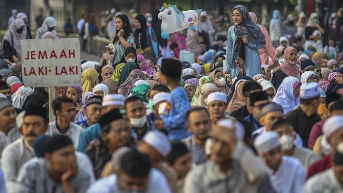 Umat Islam bersiap menunaikan ibadah Shalat Idul Fitri 1 Syawal 1443 Hijriah di Jatinegara, Jakarta, Senin (2/5/2022). ANTARA FOTO/Galih Pradipta/hp.