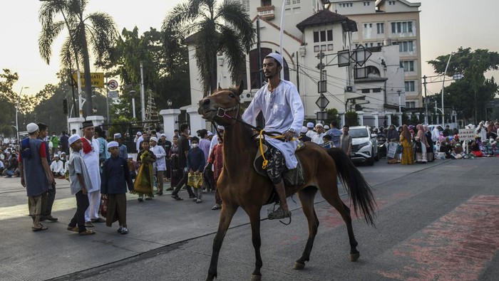Melihat Lagi Potret Salat Id di Jatinegara, Berdampingan dengan Gereja Umat Islam bersiap menunaikan ibadah Shalat Idul Fitri 1 Syawal 1443 Hijriah di Jatinegara, Jakarta, Senin (2/5/2022). ANTARA FOTO/Galih Pradipta/hp.