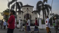 Umat Islam berjalan menuju lokasi salat Id di Jatinegara, Jakarta, kemarin (2/5).