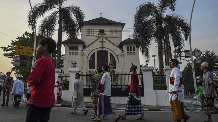 Umat Islam bersiap menunaikan ibadah Shalat Idul Fitri 1 Syawal 1443 Hijriah di Jatinegara, Jakarta, Senin (2/5/2022). ANTARA FOTO/Galih Pradipta/hp.