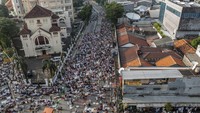 Tahun ini warga bisa kembali menggelar salat Id di jalan tersebut. Warga pun tumpah ruah berdatangan untuk salat Id.