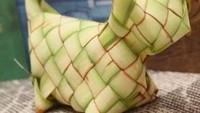 Bukan berbentuk belah ketupat atau segitiga, netizen satu ini kreatif membuat ketupat berbentuk kucing. Tampak lucu dan menggemaskan ya! Foto: site news