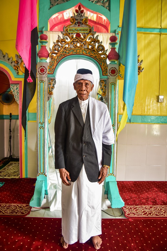 Sejumlah warga berkumpul Rumah Pusaka Lanting Nustapy masih mempertahankan atap rumbia di Negeri Hila, Kabupaten Maluku Tengah, Maluku, Minggu (1/5/2022). Negeri Hila adalah salah satu desa wisata di Maluku yang berjarak 37 kilometer dari Kota Ambon, dan memiliki keunikan budaya yang erat kaitannya dengan Kesultanan Jailolo di Provinsi Maluku Utara. ANTARA FOTO/FB Anggoro/hp.