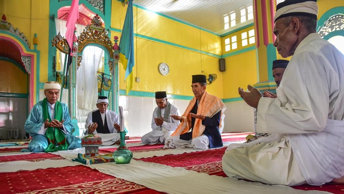 Sejumlah warga berkumpul Rumah Pusaka Lanting Nustapy masih mempertahankan atap rumbia di Negeri Hila, Kabupaten Maluku Tengah, Maluku, Minggu (1/5/2022). Negeri Hila adalah salah satu desa wisata di Maluku yang berjarak 37 kilometer dari Kota Ambon, dan memiliki keunikan budaya yang erat kaitannya dengan Kesultanan Jailolo di Provinsi Maluku Utara. ANTARA FOTO/FB Anggoro/hp.