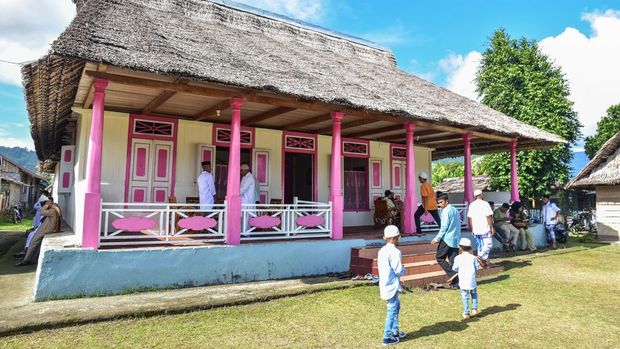 Sejumlah warga berkumpul Rumah Pusaka Lanting Nustapy masih mempertahankan atap rumbia di Negeri Hila, Kabupaten Maluku Tengah, Maluku, Minggu (1/5/2022). Negeri Hila adalah salah satu desa wisata di Maluku yang berjarak 37 kilometer dari Kota Ambon, dan memiliki keunikan budaya yang erat kaitannya dengan Kesultanan Jailolo di Provinsi Maluku Utara. ANTARA FOTO/FB Anggoro/hp.