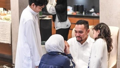 Momen Ahmad Sahroni Rayakan Lebaran dengan Keluarga