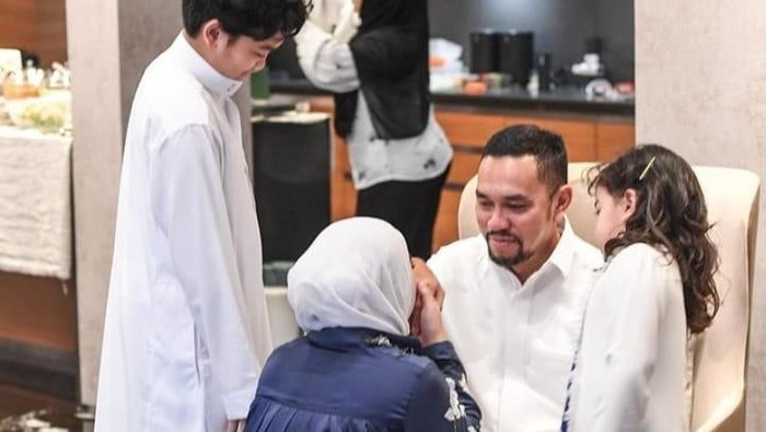 Momentum lebaran idul fitri 1443 H yang jatuh pada Senin (2/5) kemarin dimanfaatkan oleh beberapa elit partai politik di Indonesia untuk berbagi bersama dengan keluarga.