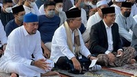 Dalam pelaksanaan sholat ied tersebut, Sahroni berada di shaf paling depan sejajar dengan Gubernur DKI Anies Baswedan serta ketua umum PAN Zulkifli hasan. 
