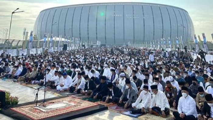 Momen Ahmad Sahroni Rayakan Lebaran dengan Keluarga Momentum lebaran idul fitri 1443 H yang jatuh pada Senin (2/5) kemarin dimanfaatkan oleh beberapa elit partai politik di Indonesia untuk berbagi bersama dengan keluarga.