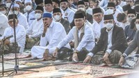 Salah satu politisi Partai Nasdem, Ahmad Sahroni, melakukan aktivitas lebarannya dengan sholat ied berjamaah di kawasan Jakarta International Stadium Jakarta Utara, yang juga merupakan stadion kebanggan masyarakat ibukota Jakarta. 