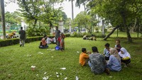 Meski kawasan Monas masih ditutup sejak awal pandemi COVID-19 pada Maret 2020 lalu namun tidak menyurutkan minat warga untuk bisa berwisata yaitu dengan memanfaatkan kawasan luar monumen tersebut.