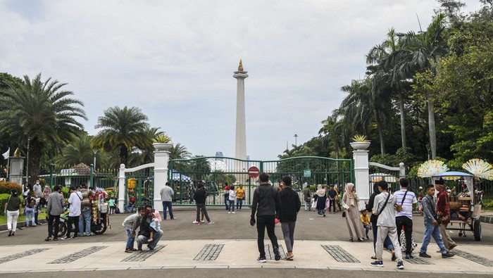Warga naik delman di kawasan luar Monumen Nasional (Monas), Jakarta, Selasa (3/5/2022). Meski kawasan Monas masih ditutup sejak awal pandemi COVID-19 pada Maret 2020 lalu namun tidak menyurutkan minat warga untuk bisa berwisata yaitu dengan memanfaatkan kawasan luar monumen tersebut. ANTARA FOTO/Galih Pradipta/nym.