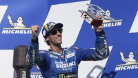 Alex Rins juga naik podium MotoGP Argentina 2022 pada bulan April lewat finis ketiga. Itu adalah podium perdana tim Suzuki Ecstar di MotoGP 2022. Foto: AFP/JUAN MABROMATA