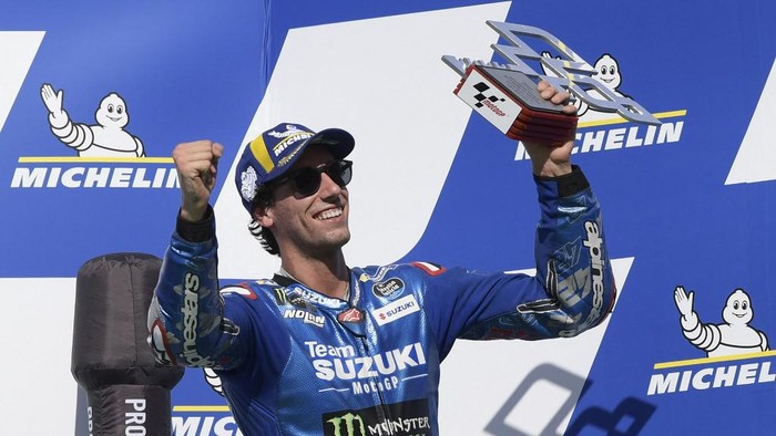 Suzuki Ecstar Spanish rider Alex Rins celebrates his third place on the podium of the Argentina Grand Prix MotoGP at the Termas de Rio Hondo circuit, in Termas de Rio Hondo, in the Argentine northern province of Santiago del Estero, on April 3, 2022. (Photo by Juan Mabromata / AFP)