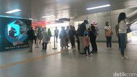 Bagi kamu yang ingin bepergian menggunakan MRT, namun belum terlalu paham tentang bagaimana cara naik hingga daftar stasiunnya, kamu bisa tanya langsung ke petugas yang ada di sana, maupun memantau informasinya melalui di sosial media Instagram @mrtjkt dan @mrtjktinfo. Foto: Kholida Qothrunnada
