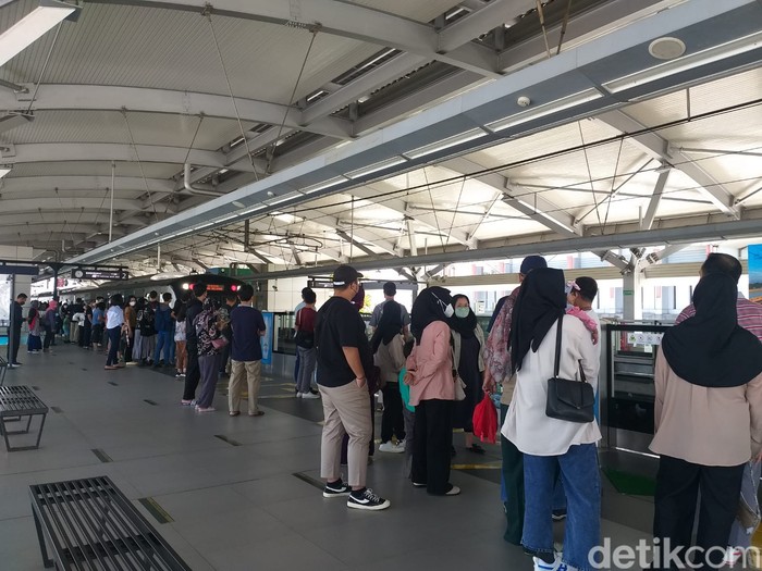 MRT Jakarta di hari kedua Lebaran 2022 MRT Jakarta di hari kedua Lebaran 2022