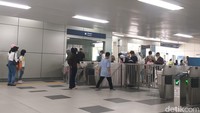 Masih terlihat adanya gangguan ketika penumpang ingin menempelkan kartu mereka, di pintu masuk MRT. Sering terlihat rombongan keluarga yang mengoper kartunya ke anggota keluarga lainya, padahal hal tersebut tidak bisa dilakukan untuk menggunakan MRT. Foto: Kholida Qothrunnada