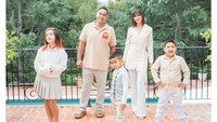 Momen kebersamaan Nia Ramadhani, Ardi Bakrie, dan anak-anak mereka di hari Lebaran. (Foto: dok. Instagram Nia Ramadhani)