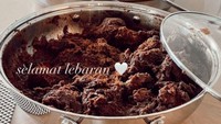 Di momen tersebut, Nikita Willy juga menikmati makanan Indonesia seperti opor ayam, rendang, dan sambal goreng hati. (Foto: dok. Instagram Nikita Willy)