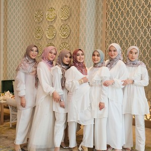 5 Inspirasi Padu Padan Baju Putih dan Hijab untuk Silaturahmi Lebaran
