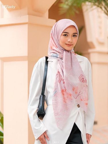 Padu padan baju putih dengan hijab motif, cocok untuk Lebaran.
