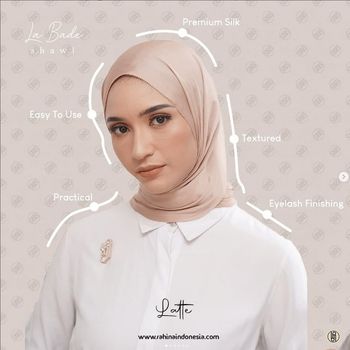 Padu padan baju putih dengan hijab pashmina bahan tekstur silk, cocok untuk Lebaran.