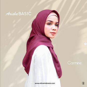 Padu padan baju putih dengan hijab warna merah marun, cocok untuk Lebaran.
