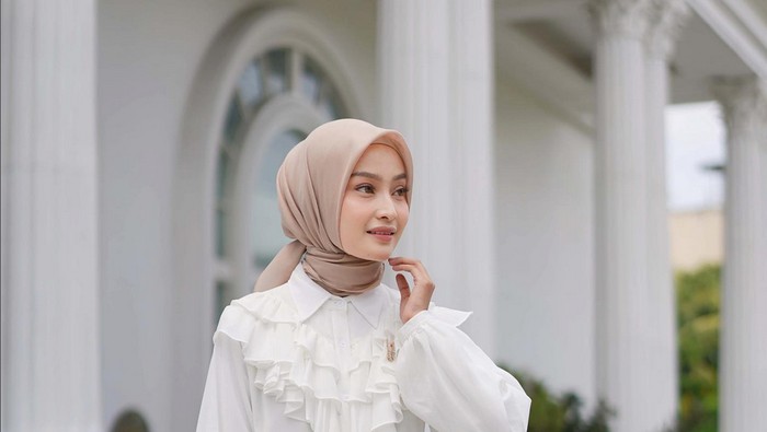 Padu padan baju putih dengan hijab warna nude, cocok untuk Lebaran.