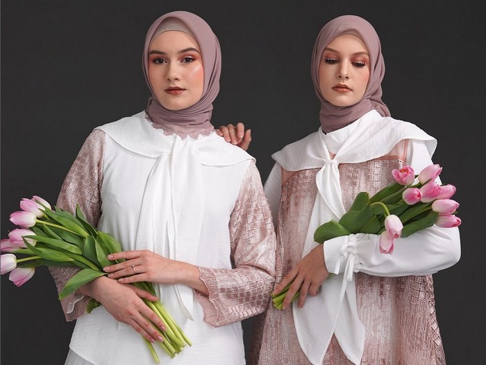 Padu padan baju putih dengan hijab, cocok untuk Lebaran.