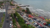 Foto udara kawasan Pantai Padang di Kota Padang, Sumatera Barat, yang dipenuhi oleh wisatawan, Selasa (3/5/2022). ANTARA FOTO/Iggoy el Fitra