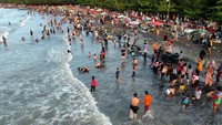 Foto udara wisatawan bermain air di Pantai Alam Indah (PAI) Tegal, Jawa Tengah, Selasa (3/5/2022). ANTARA FOTO/Oky Lukmansyah