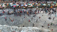 Pantai Alam Indah yang terletak di pinggir jalur Pantura itu menjadi salah satu tujuan wisata dari dalam maupun luar Kota Tegal saat libur lebaran. ANTARA FOTO/Oky Lukmansyah