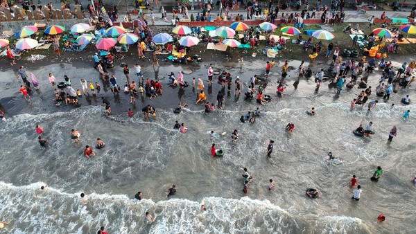 Pantai Alam Indah yang terletak di pinggir jalur Pantura itu menjadi salah satu tujuan wisata dari dalam maupun luar Kota Tegal saat libur lebaran. ANTARA FOTO/Oky Lukmansyah Pantai Alam Indah yang terletak di pinggir jalur Pantura itu menjadi salah satu tujuan wisata dari dalam maupun luar Kota Tegal saat libur lebaran. ANTARA FOTO/Oky Lukmansyah