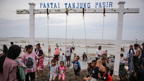 Objek wisata Pantai Tanjung Pasir kembali ramai dikunjungi wisatawan pada saat liburan Hari Raya Idul Fitri 1443 H setelah dua tahun sebelumnya sempat mengalami penurunan kunjungan akibat pandemi COVID-19. ANTARA FOTO/Fauzan