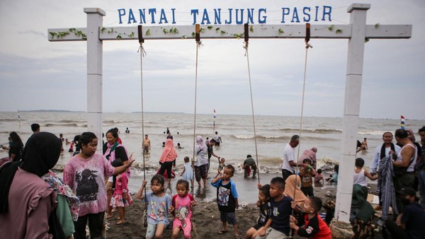 Objek wisata Pantai Tanjung Pasir kembali ramai dikunjungi wisatawan pada saat liburan Hari Raya Idul Fitri 1443 H setelah dua tahun sebelumnya sempat mengalami penurunan kunjungan akibat pandemi COVID-19. ANTARA FOTO/Fauzan Objek wisata Pantai Tanjung Pasir kembali ramai dikunjungi wisatawan pada saat liburan Hari Raya Idul Fitri 1443 H setelah dua tahun sebelumnya sempat mengalami penurunan kunjungan akibat pandemi COVID-19. ANTARA FOTO/Fauzan