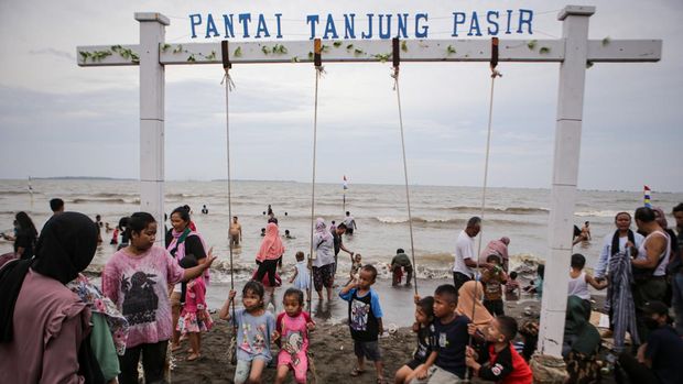 Wisatawan mengunjungi kawasan Pantai Tanjung Pasir di Kabupaten Tangerang, Banten, Selasa (3/5/2022). Objek wisata tersebut kembali ramai dikunjungi wisatawan pada saat liburan Hari Raya Idul Fitri 1443 H setelah dua tahun sebelumnya sempat mengalami penurunan kunjungan akibat pandemi COVID-19. ANTARA FOTO/Fauzan/wsj.
