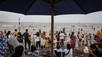 Wisatawan memadati kawasan Pantai Tanjung Pasir di Kabupaten Tangerang, Banten, Selasa (3/5/2022). ANTARA FOTO/Fauzan