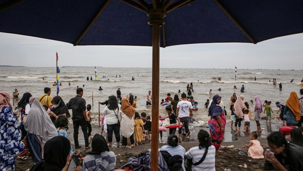 Wisatawan memadati kawasan Pantai Tanjung Pasir di Kabupaten Tangerang, Banten, Selasa (3/5/2022). ANTARA FOTO/Fauzan Wisatawan memadati kawasan Pantai Tanjung Pasir di Kabupaten Tangerang, Banten, Selasa (3/5/2022). ANTARA FOTO/Fauzan