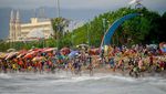 Pantai di Sejumlah Daerah Nggak Ada Sepinya Saat Libur Lebaran