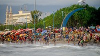 Pantai Padang menjadi tujuan wisata favorit bagi warga dan perantau saat libur lebaran di kota itu. ANTARA FOTO/Iggoy el Fitra