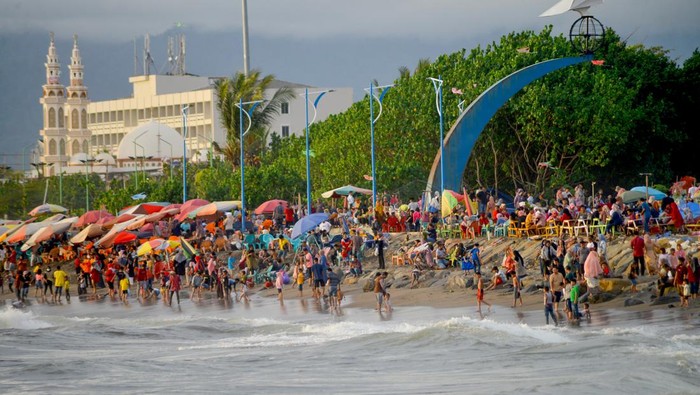 Foto udara kawasan Pantai Padang di Kota Padang, Sumatera Barat, Selasa (3/5/2022). Pantai Padang menjadi tujuan wisata favorit bagi warga dan perantau saat libur lebaran di kota itu. ANTARA FOTO/Iggoy el Fitra/wsj.
