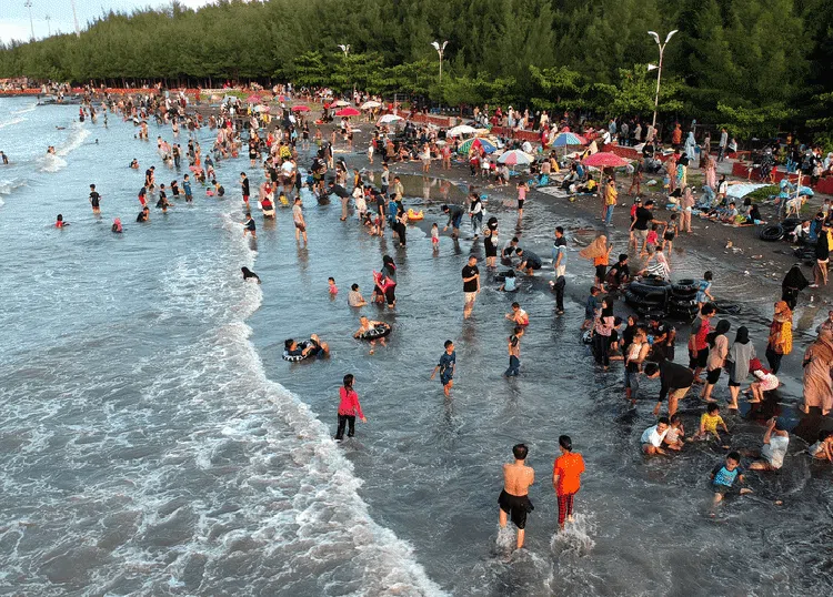 Pantai di Sejumlah Daerah Nggak Ada Sepinya Saat Libur Lebaran