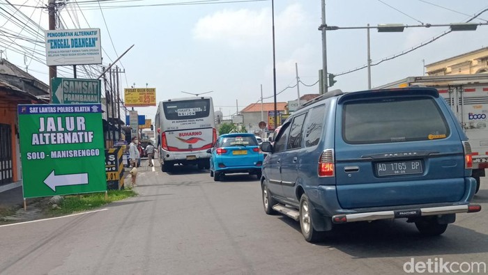 Papan jalur alternatif di kawasan objek wisata Prambanan, Klaten, Selasa (3/5/2022).