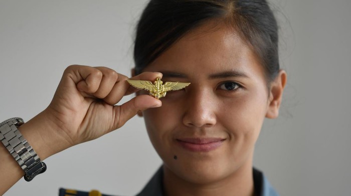 Letda Laut (P/W) Mia Khuzaimah Hanun berpose dengan pin brevet penerbang TNI AL  di Pupenerbal, Sidoarjo, Jawa Timur.